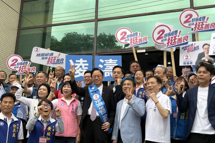 桃園市選舉委員會27日舉行市長、議員選舉號次抽籤，爭取連任的國民黨桃園市長參選人張善政（中）抽中2號，喊出口號「好事成雙、繼續挺善良」。圖／中央社
