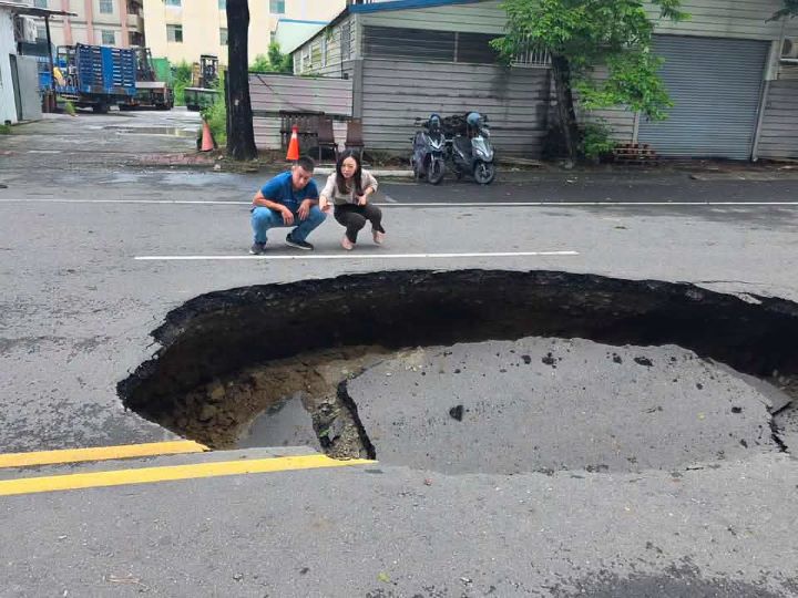 高雄楠梓突現10公尺「天坑」,範圍幾乎足以容納一輛轎車。圖/取自高雄市議員白喬茵臉書