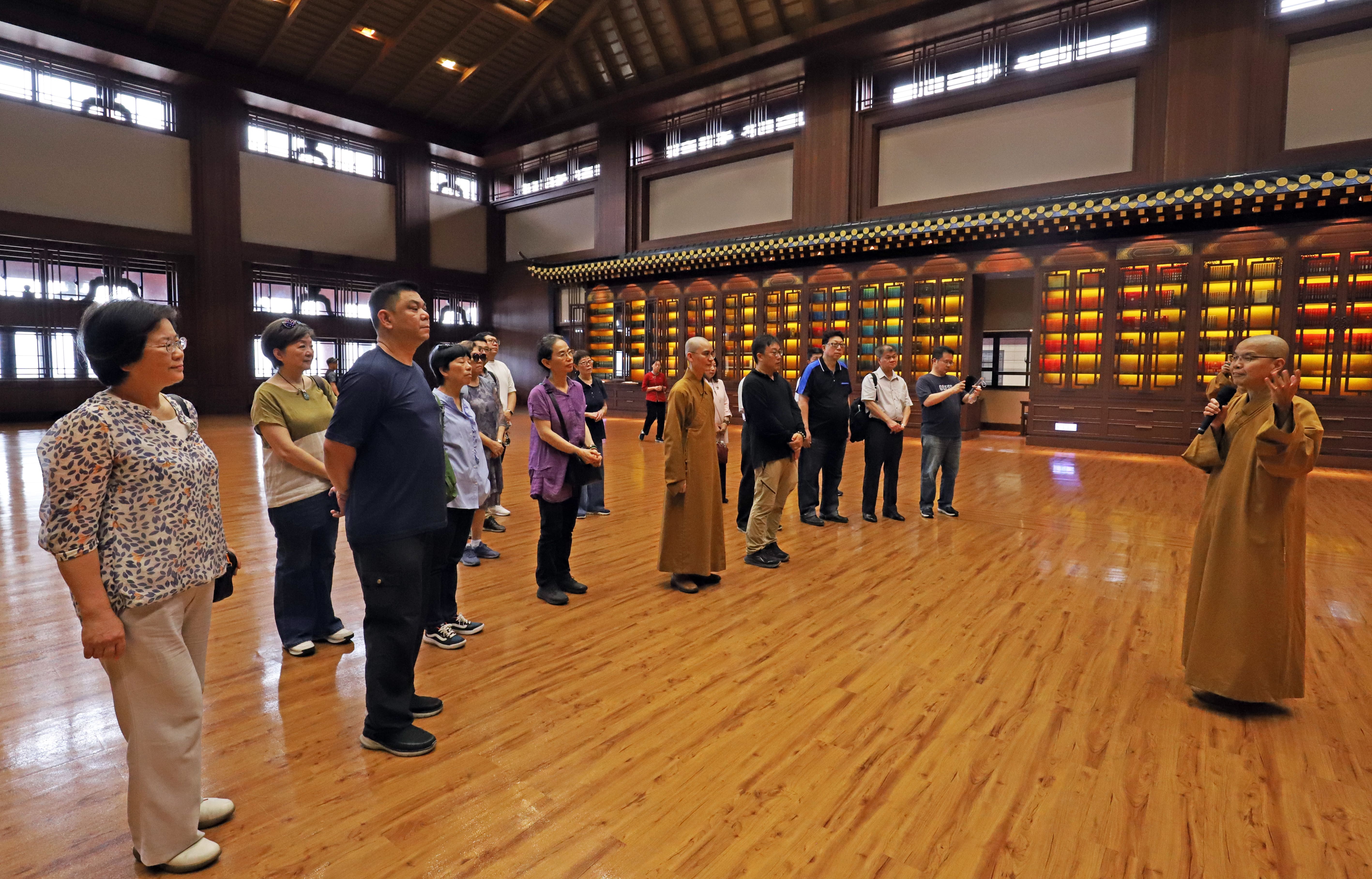 台北市新聞記者公會參訪藏經樓，人間佛教研究院院長妙凡法師介紹人間佛教研究院成立宗旨。圖/取自台北市新聞記者公會網站