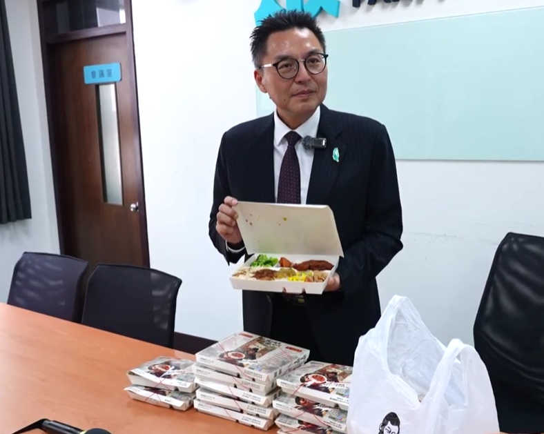 白委洪毓祥21日也購買鬍鬚張的滷肉飯便當。圖/民眾黨立院黨團提供