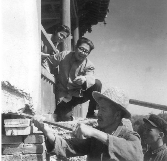 1954年，常書鴻在莫高窟峭壁上指導工作人員維修樓道。圖／中國文化研究院當代中國