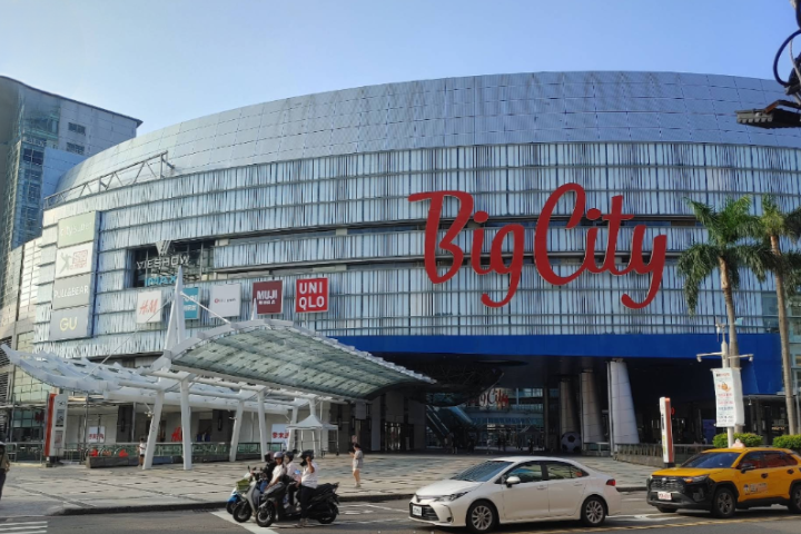 新竹遠東巨城購物中心（Big City）在去年底的周年慶期間，12天營業額便突破1億美元，創歷史新高，足見竹科的消費力驚人。圖／取竹Google Map