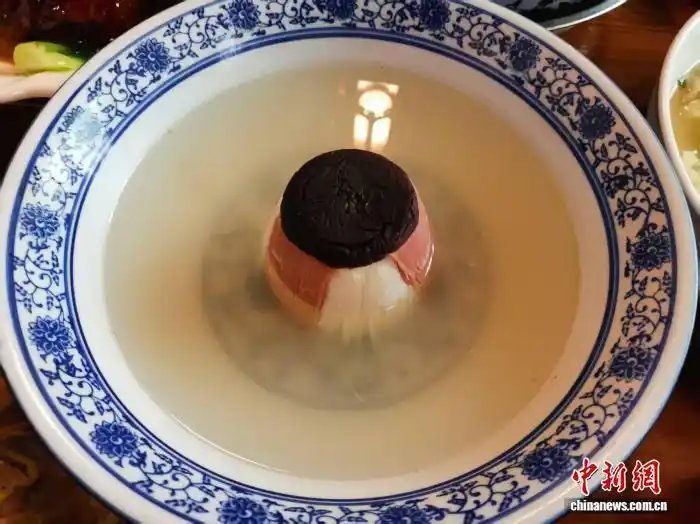 上海本幫菜中，老八樣最具代表性的「扣三絲」，需將火腿、雞脯與冬筍切成極細絲，蒸後成塔狀，湯清味鮮，是考驗刀工的經典功夫菜。圖／取自中新網