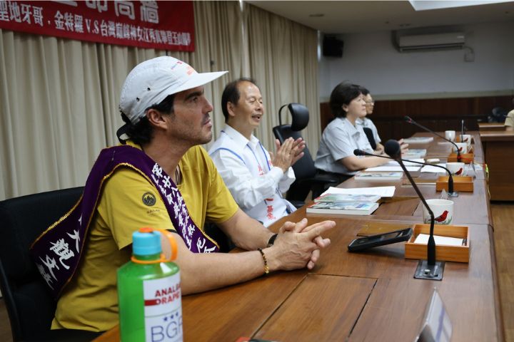 單獨成功登頂30多座全球新高峰的厄瓜多義肢登山勇士聖地牙哥．金特羅，首次跨國來台。圖/周大觀文教基金會提供