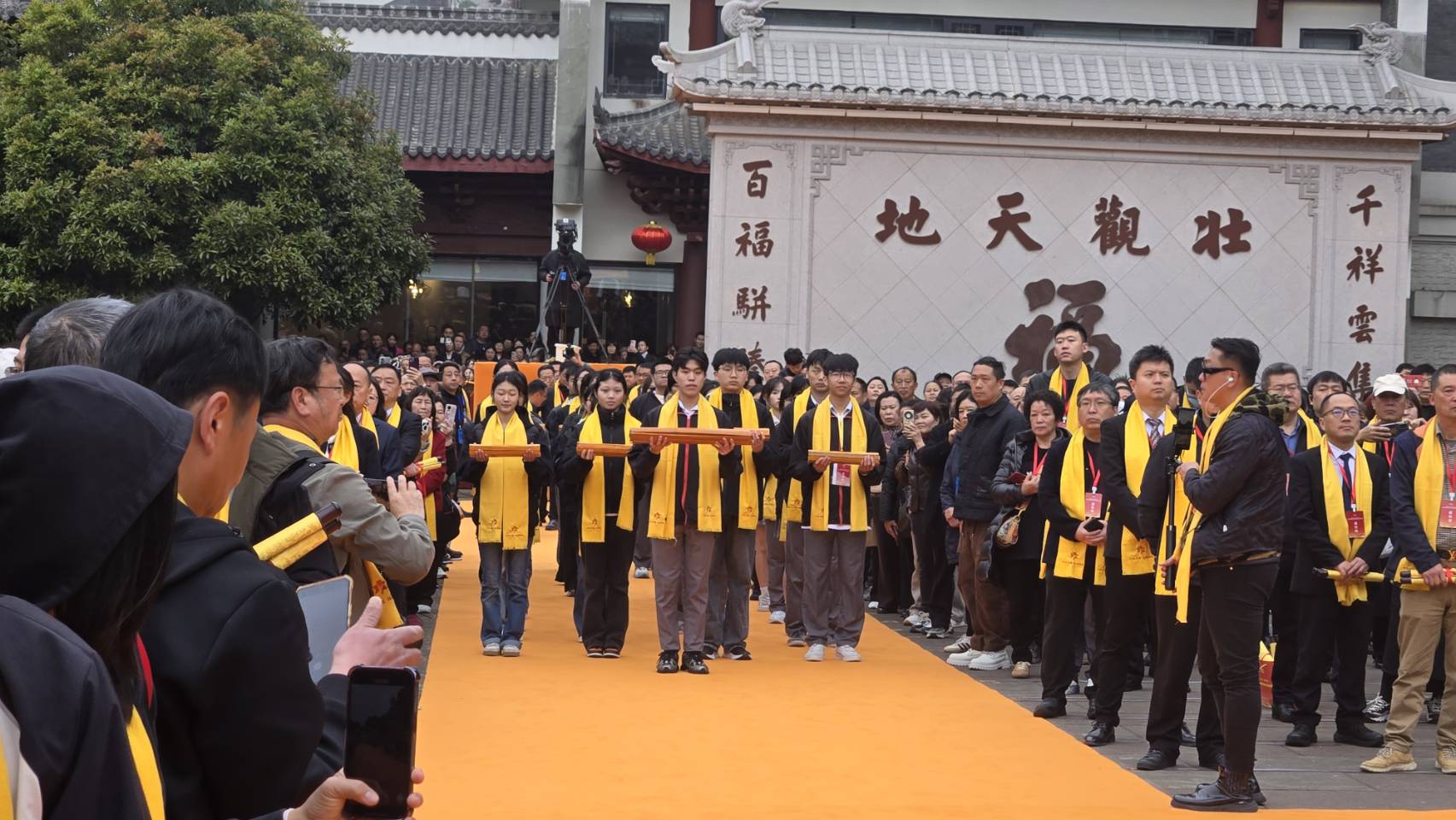 包括東莞台商子弟學校學生在內的兩岸學子身着儒生漢服，向文昌帝君恭獻書卷。圖/記者宋秉忠攝