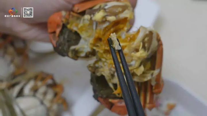 蟹心位於蟹身中央偏前方,通常是白色、薄片狀的構造。圖/取自武漢廣電
