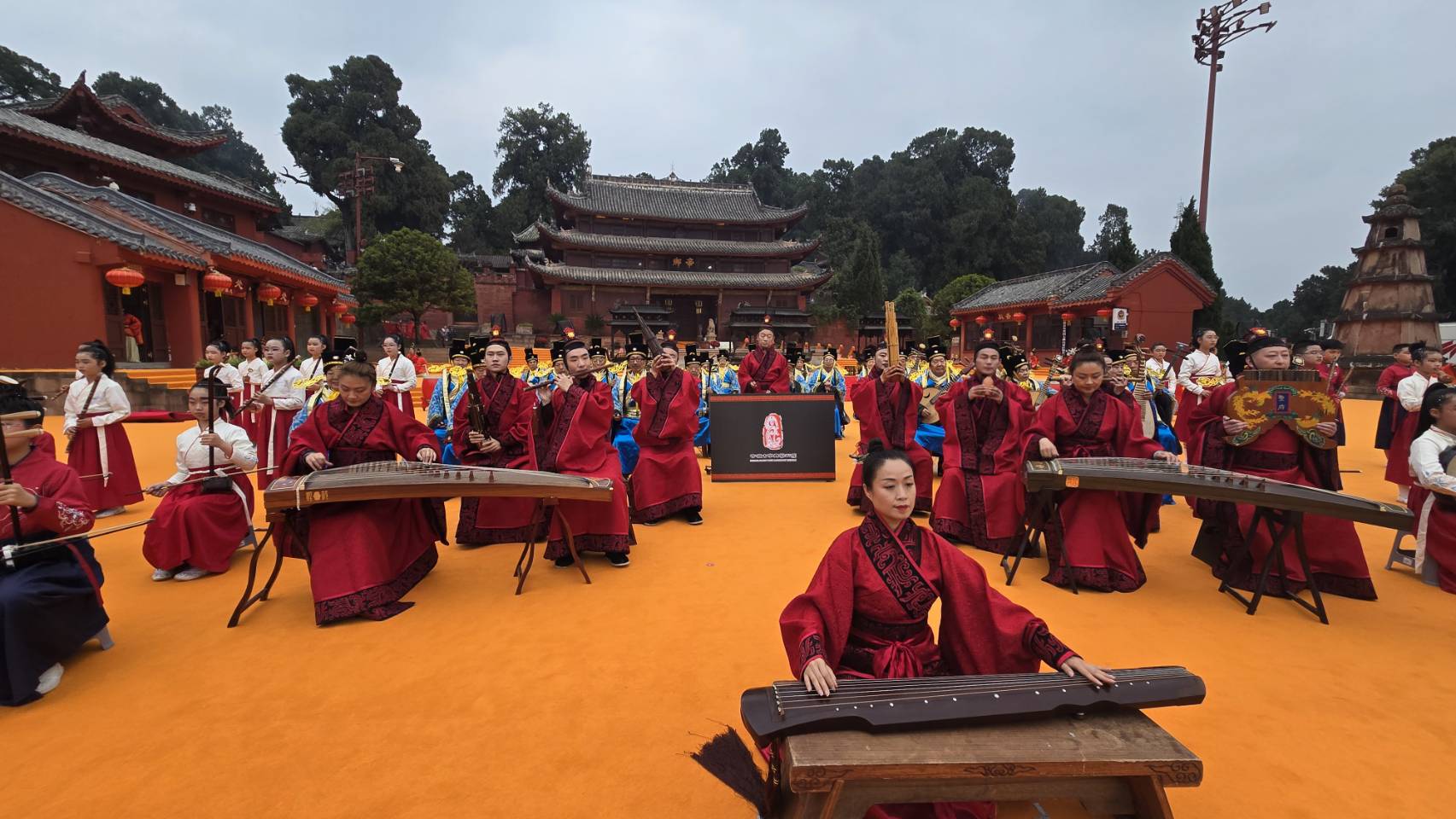 著儒服的大陸人士以三獻禮向文昌帝君致敬。圖/記者宋秉忠攝