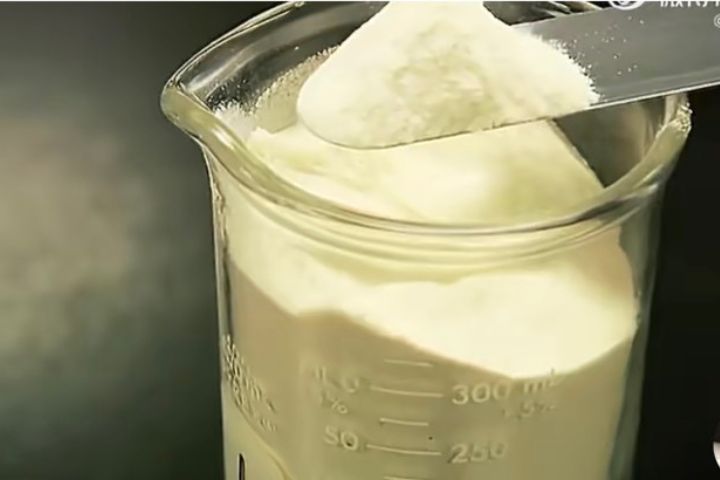 陸媒調查發現,相關企業製成的食用馬鈴薯澱粉,產品包裝配料標示僅記載「馬鈴薯、水」,未揭露原料實際來自薯片加工副產物。圖/取自微博影片