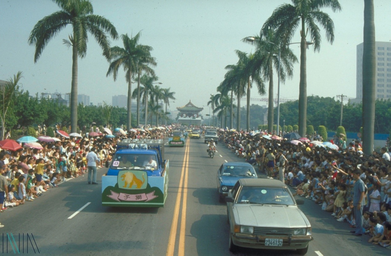 1986年9月14日圓山動物園大搬家，圖為車隊行經中正紀念堂前，遠處可見景福門。圖/檔案管理局提供