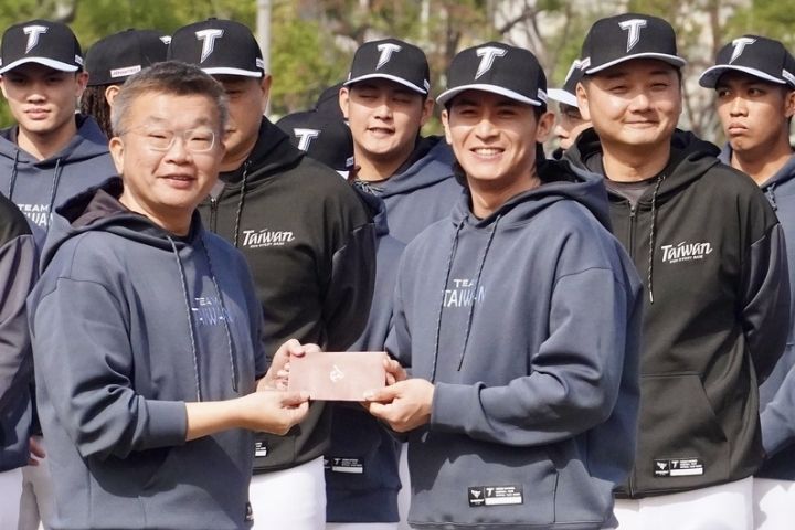 經典賽中華隊15日在高雄國家運動訓練中心展開集訓，中華職業棒球大聯盟會長蔡其昌（前左）頒贈加菜金，由隊長陳傑憲（前右）代表接受。圖/中央社