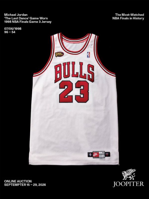 喬丹在1998年NBA總冠軍賽第3戰代表芝加哥公牛出賽時穿著的白色球衣,將於9月15日起透過知名拍賣平台「Joopiter」公開競標。圖/取自Joopiter X