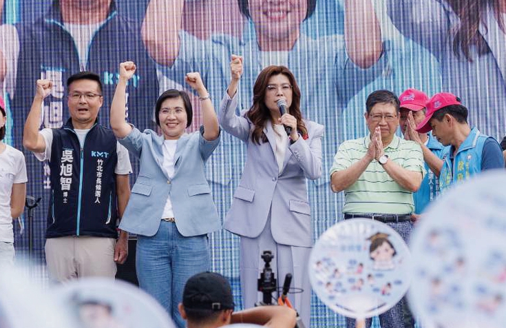 國民黨主席鄭麗文(右二)17日替新竹縣長參選人徐欣瑩(右三)助選。圖/國民黨提供