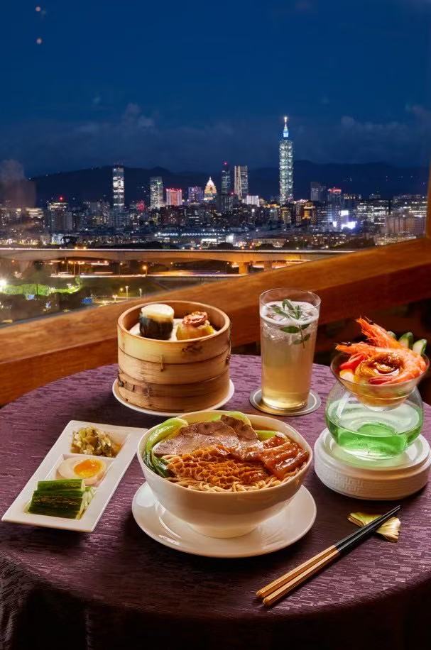 入住台北圓山大飯店可享全台唯一五星級宵夜,搭配覓到by吧沐酒吧限定調酒,品嚐國宴主廚精心打造的豪華宵夜,開啟台北地標級的夜饗食光。圖/圓山大飯店提供