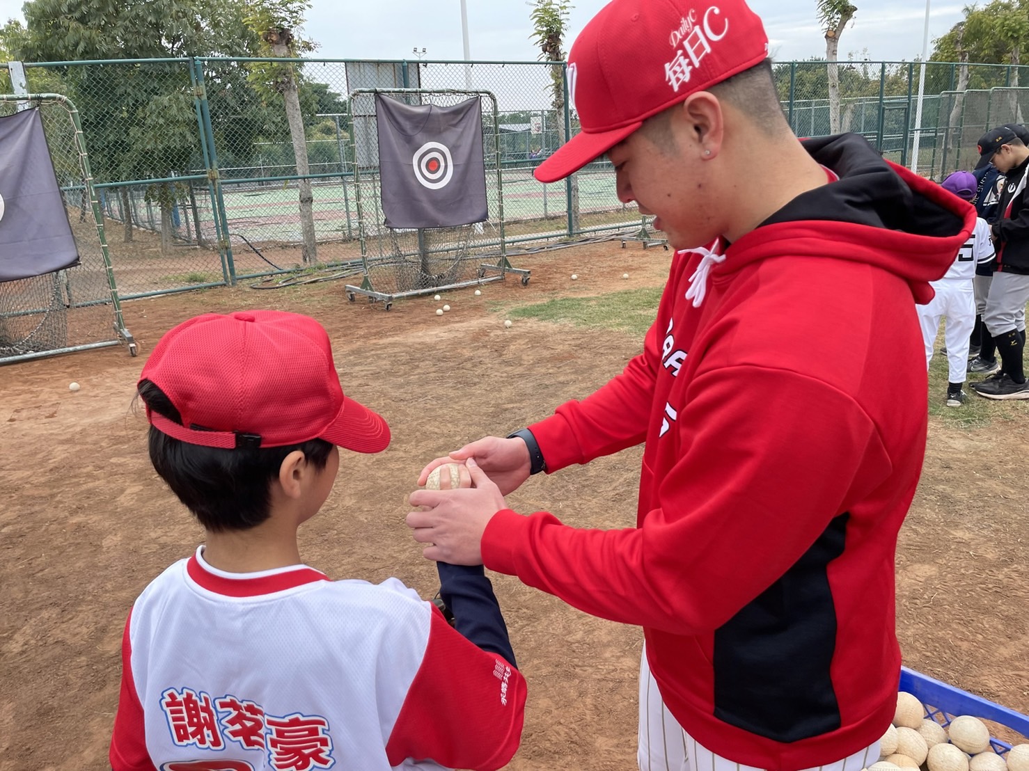 劉昱言賽前指導勇靖少年隊隊員。圖/頂新和德文教基金會提供
