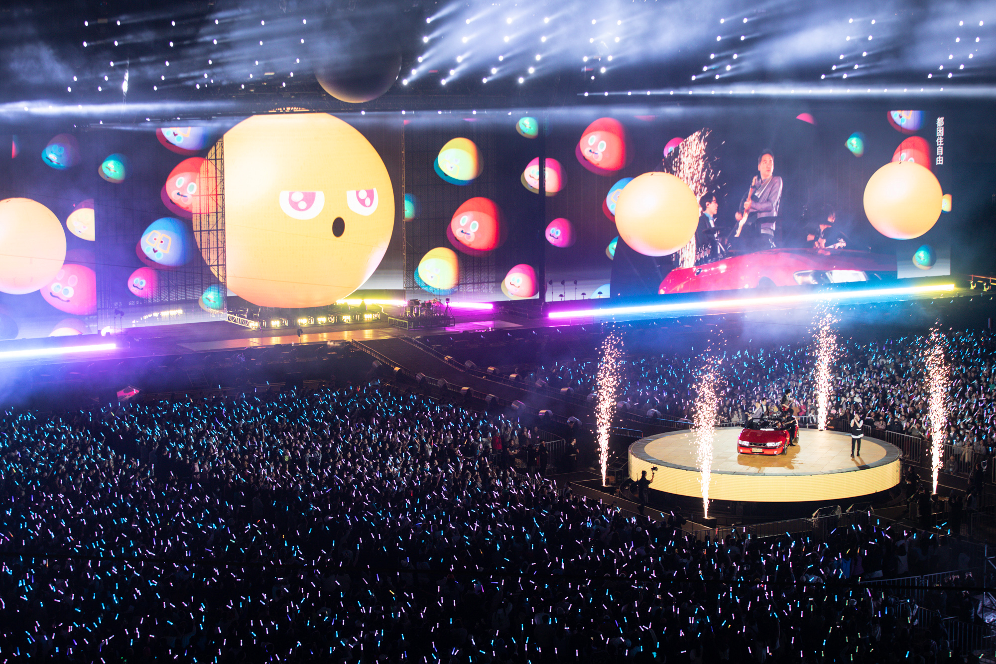 五月天帶領全場歌迷繼續《回到那一天》。圖/相信音樂提供