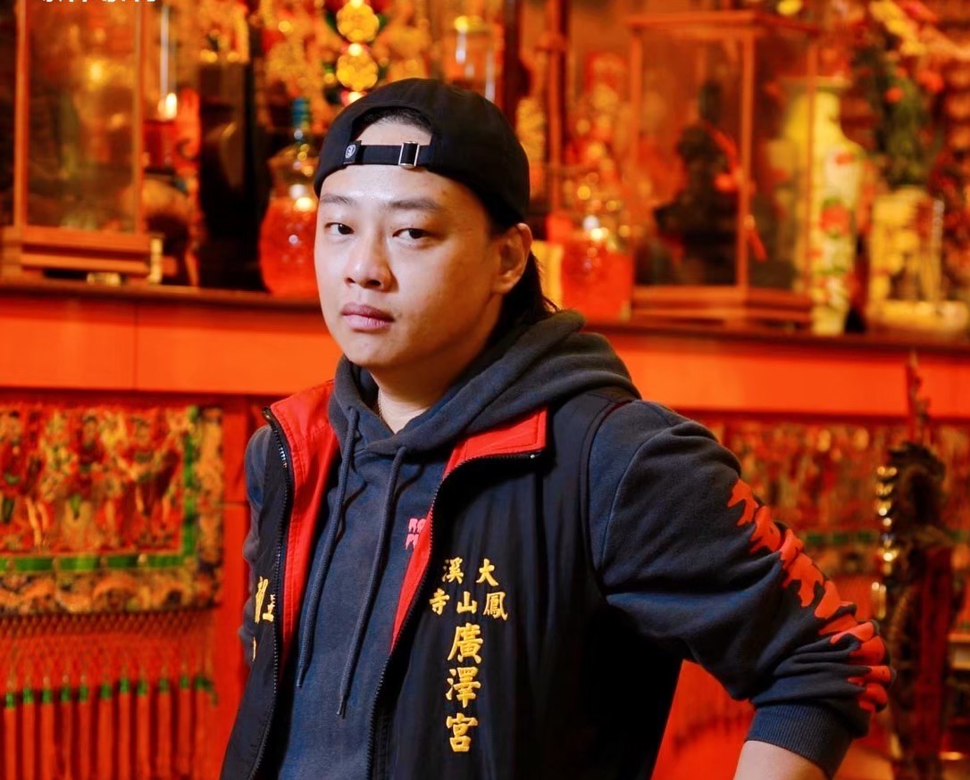 身兼歌手與大溪鳳山寺廣澤宮宮主雙重身分的賴銘偉分享龍年求好運撇步。圖/17 LIVE 提供