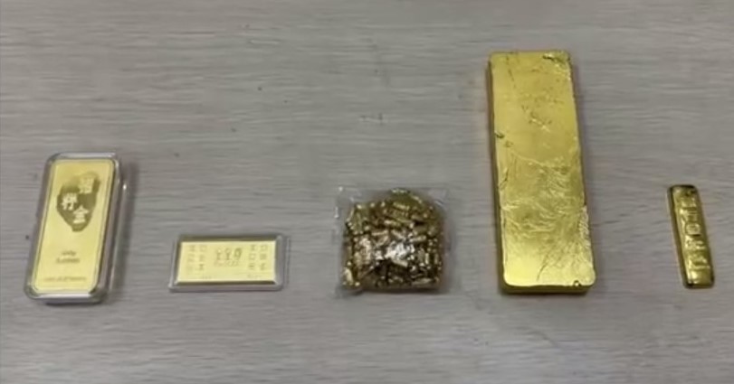 包裹內裝有2.9KG黃金（包含金磚、金條和金項鍊）價值260餘萬元人民幣。圖/取自長江日報影片