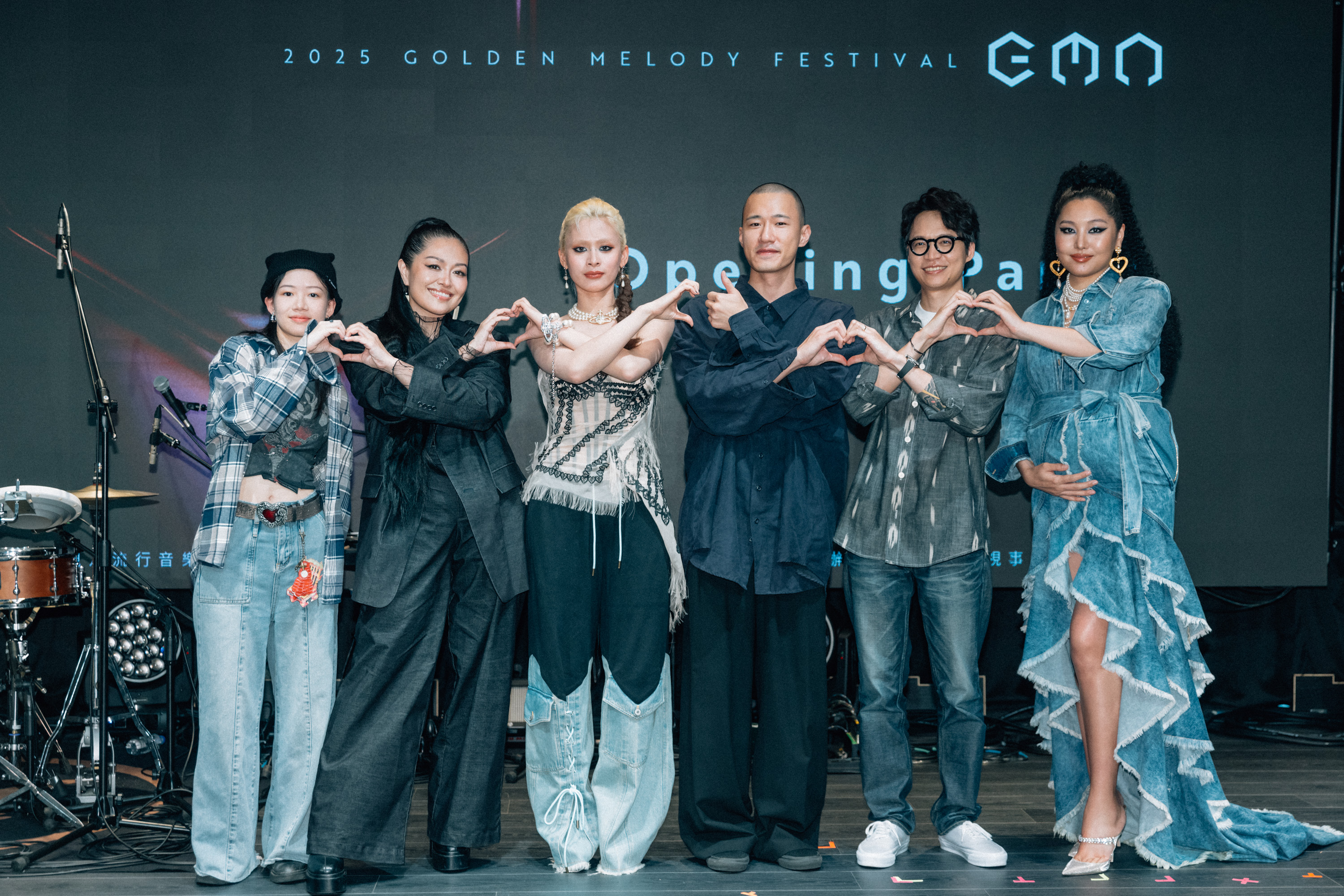 左起Andr、Kumu Basaw 姑慕·巴紹、JUD陳泳希、someshiit 山姆、張淦勛Giyu Tjuljaviya、鄭雙雙(1)。圖/台視提供
