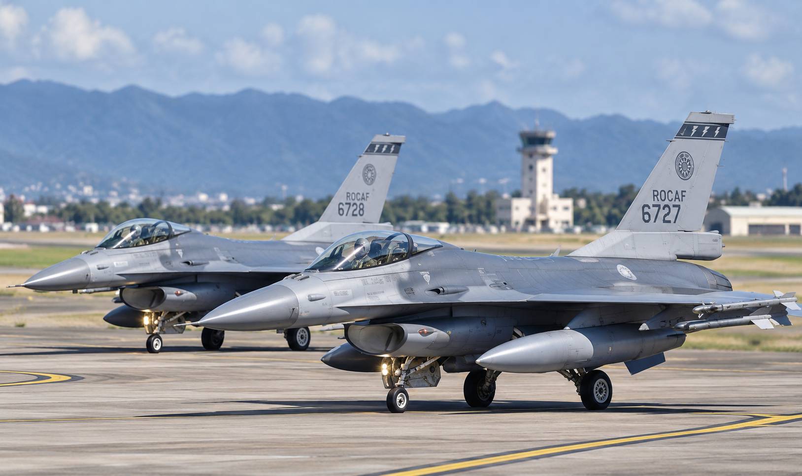 台灣向美國採購66架F-16 Block 70戰機,首批交機進度受到關注。圖/AI生成示意圖,參考X@Ali_Ramos_Hakam畫面