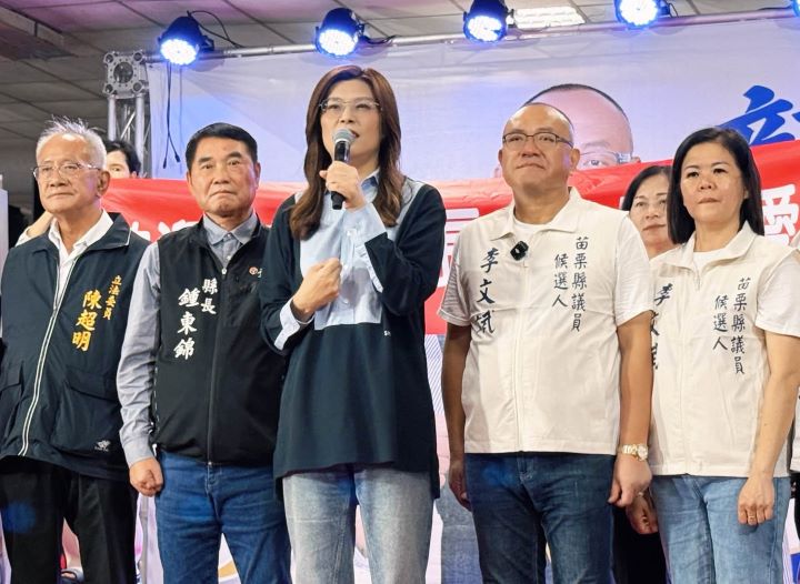 李文斌(右2)競選總部成立大會,國民黨主席鄭麗文(中)苗栗縣長鍾東錦(左2)、縣籍立委陳超明(左),以及多名藍營鄉鎮市長、縣議員和鄉鎮市民代表參選人到場。圖/取自鄭麗文臉書