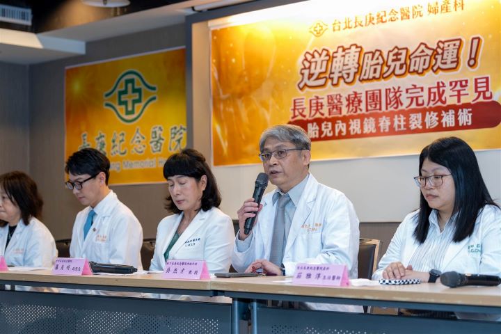   左起長庚兒童復健科王錦滿教授、婦產科蕭勝文醫師、羅良明副院長、神經外科吳杰才教授、婦產科莊雅淳醫師。圖/長庚醫院提供