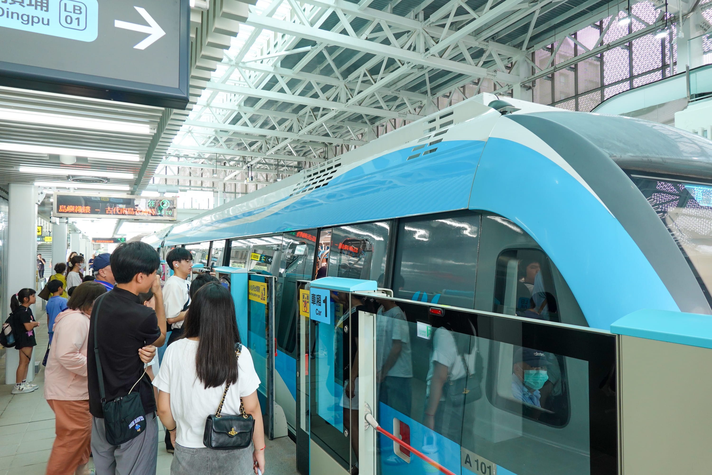 捷運三鶯線通車首日,已經吸引不少民眾試乘。圖/記者黃楚甯攝