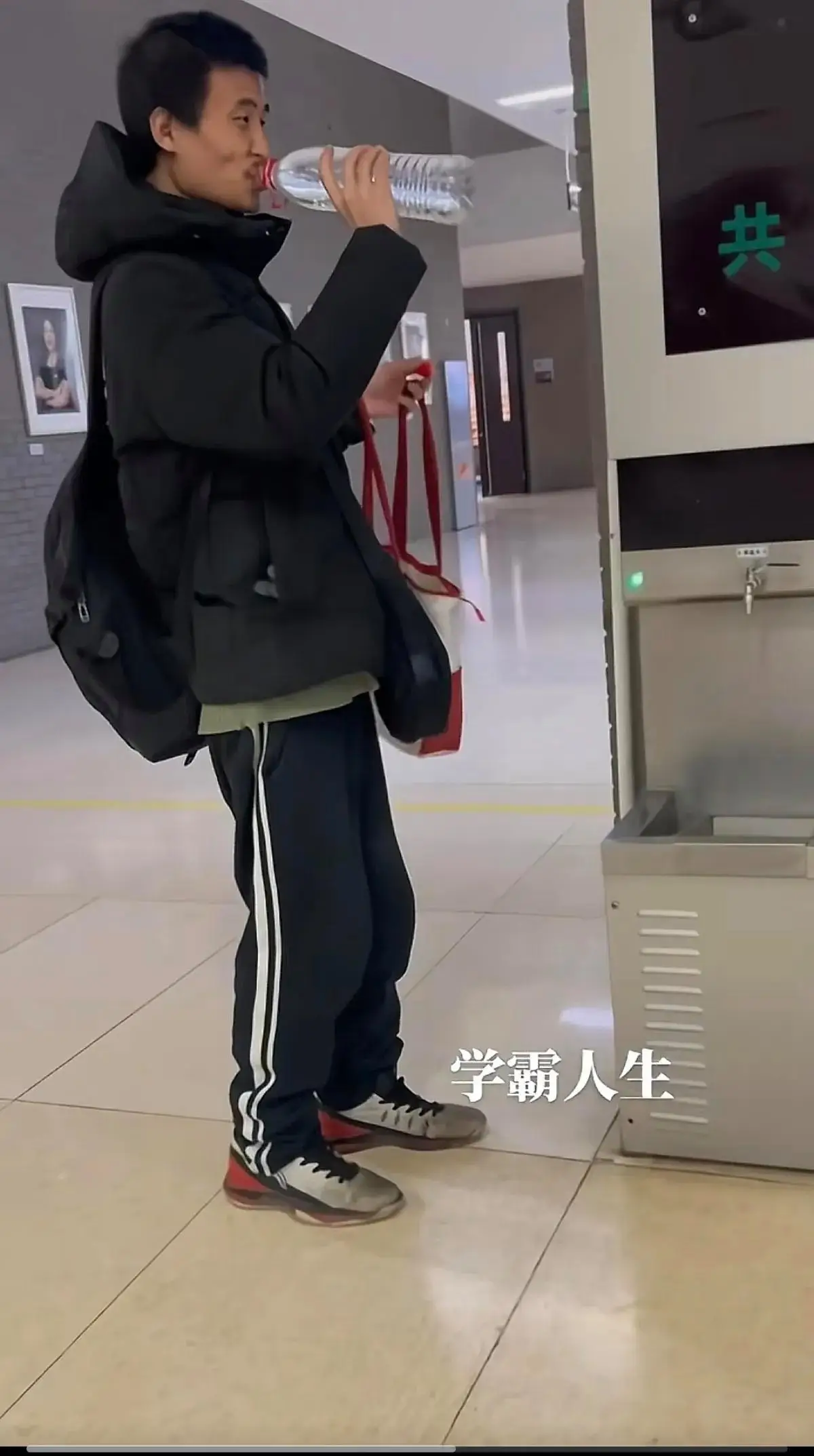 韋東奕進北大數學系後，連攻碩博士，26歲取得博士學位後，27歲成為北大數學系助理教授。但不修邊幅的外貌，極端孤僻的性格，也讓成為北大獨樹一格的風景。