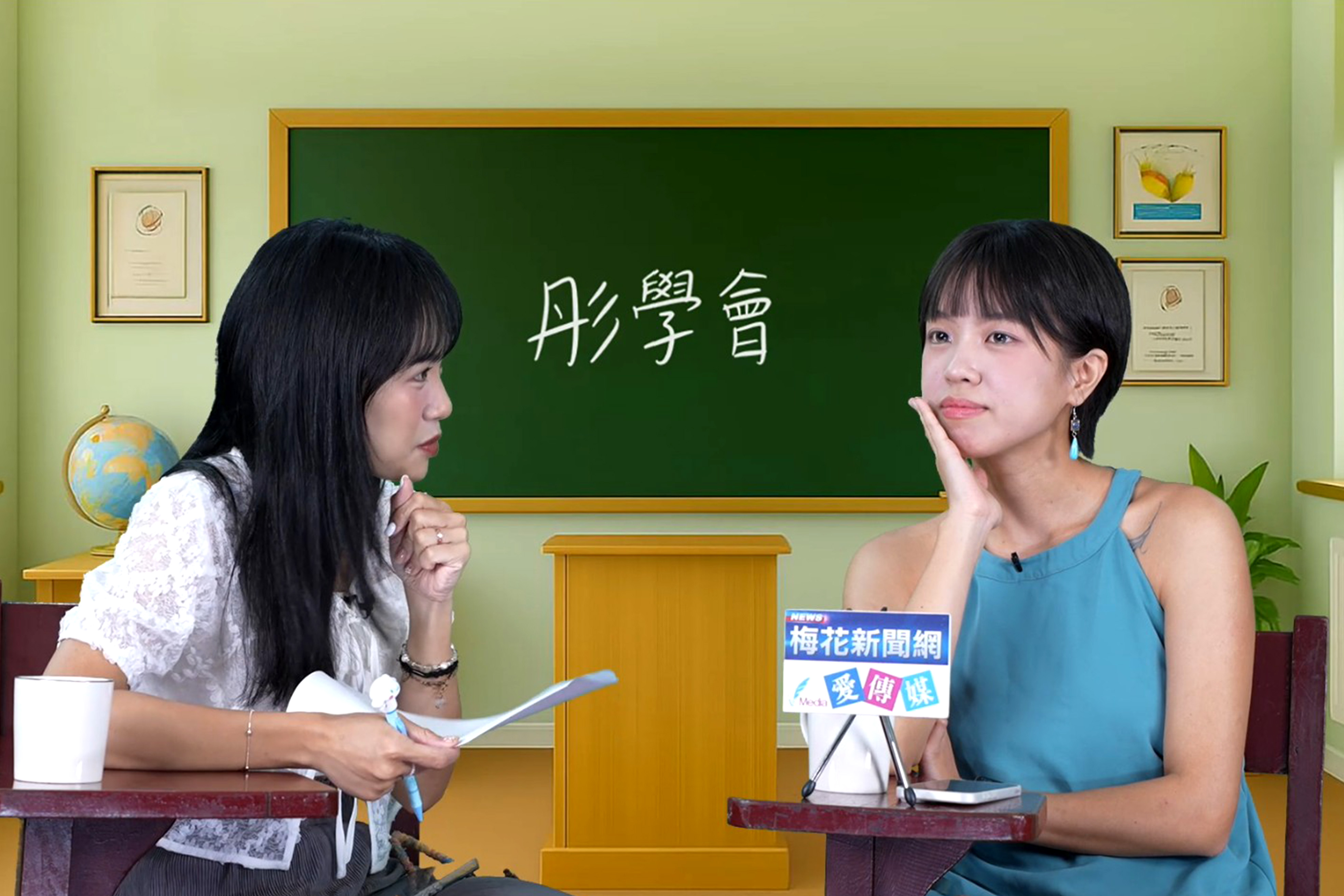 《梅花新聞網》製作、民眾黨發言人張彤(左)主持的政論節目《彤學會》31日邀請到竹北市長參選人邱臣遠辦公室發言人黃心愉(右)登上節目。圖/記者蔡昕蓉攝