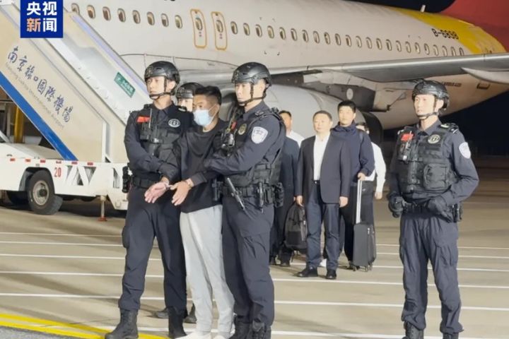 大陸公安部通緝的跨境賭博「十大逃犯」佘智江，12日被押解搭乘民航班機抵達南京禄口國際機場。圖/取自央視新聞