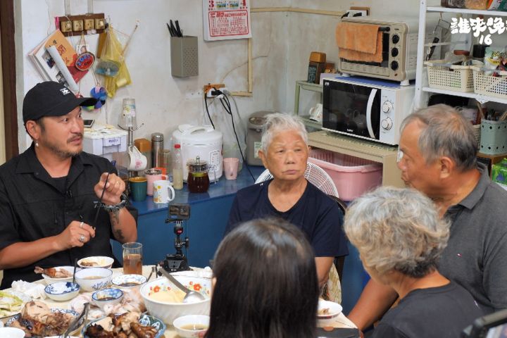 KID（左1）分享試管求子經歷，以筷子示意排卵針粗細，佩服太太打針的勇氣。圖/取自公共電視