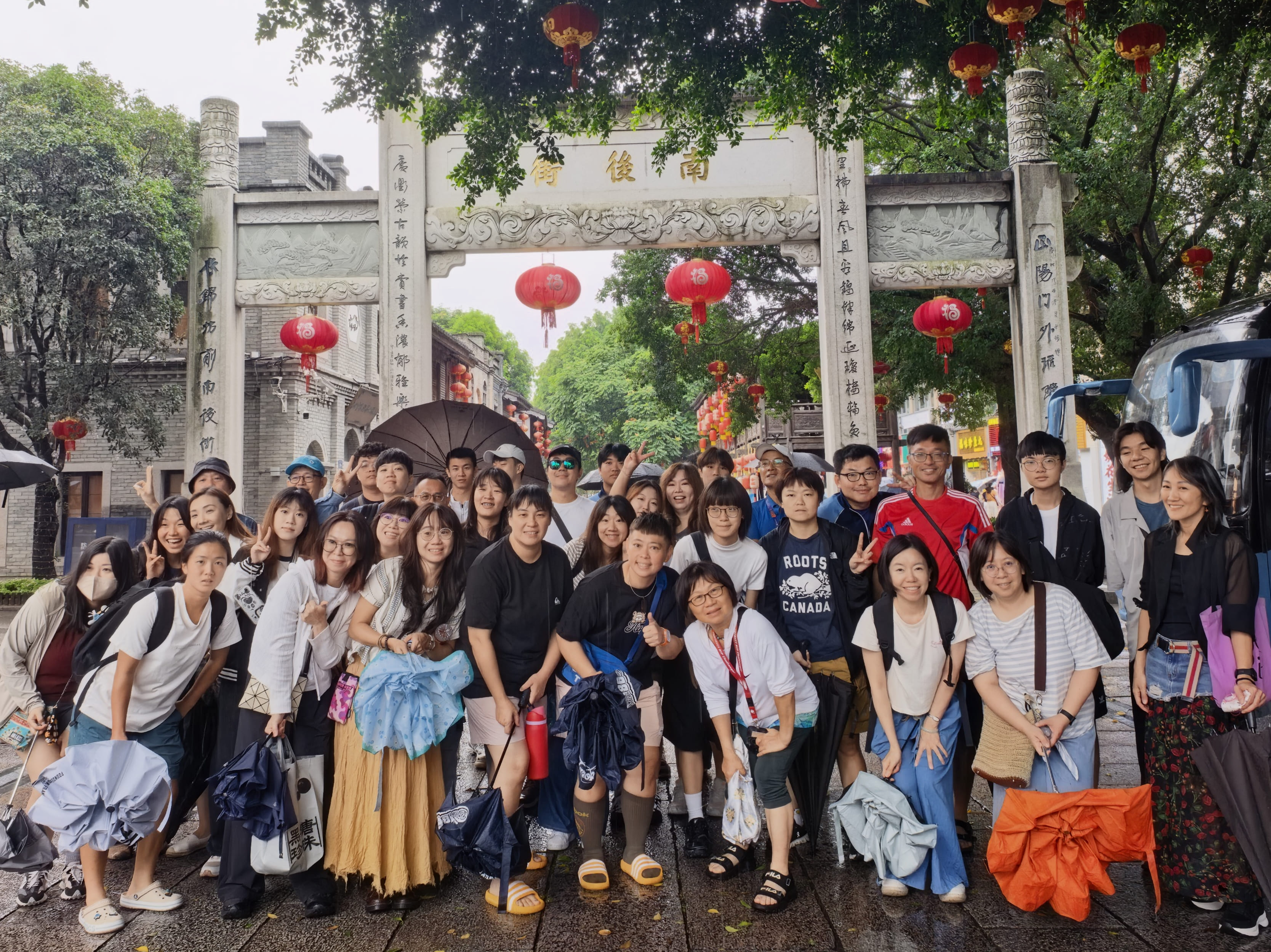 活動期間主辦單位也安排文化參訪行程，圖為兩岸青年前往福州三坊七巷參觀。圖／主辦單位提供