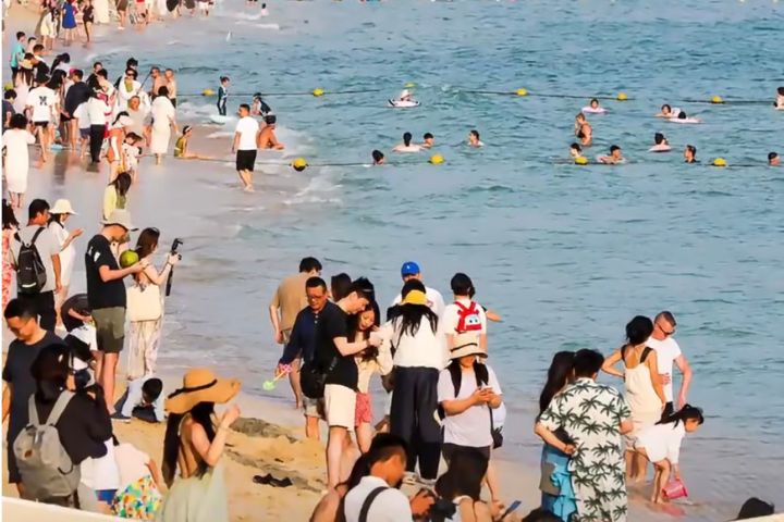 AI定製旅遊也催生出更多細分玩法包含景點、交通與行程安排的完整方案,部分服務還可整合地圖、導航及預訂功能。圖/取自新華社