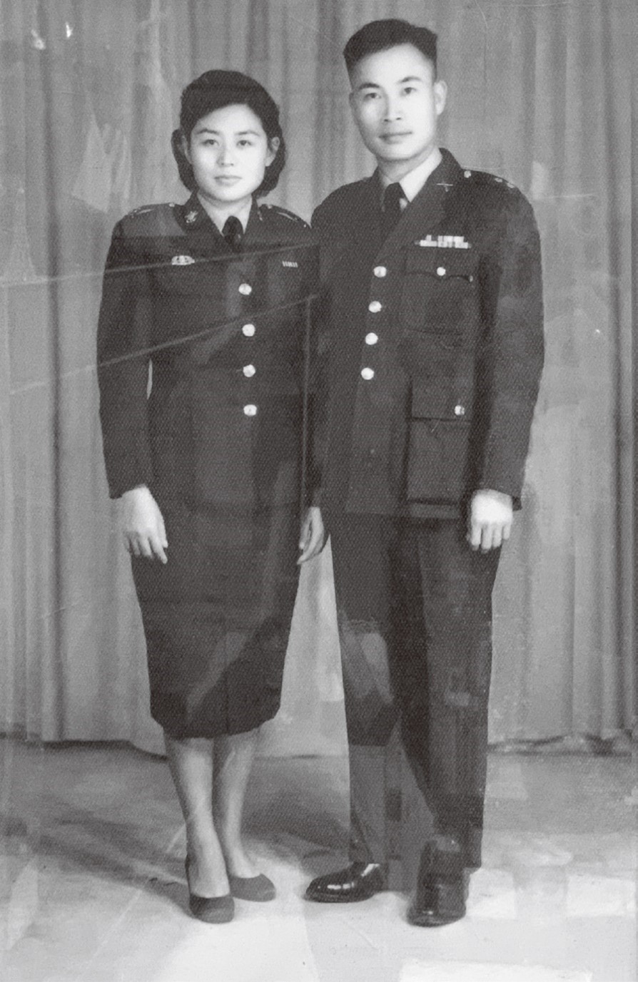 黃世忠娶軍職妻子陸素珍，顛簸的歲月已遙遠，渡海兒女綿延不盡的愛。圖/沈春池文教基金會提供