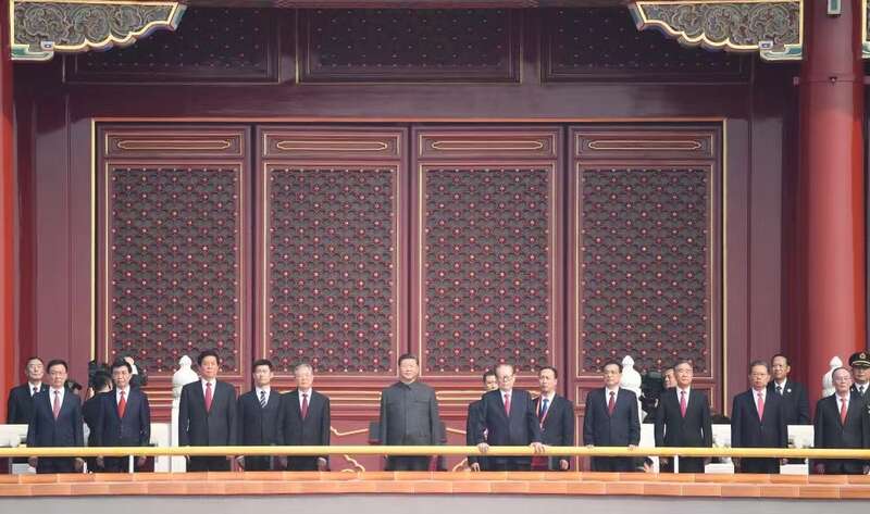 2019年中共建政70周年閱兵慶祝活動中,習近平站中間,江澤民(習右一)與胡錦濤(習左一)等前任領導人出席天安門相關活動,這是習近平與江澤民公開罕見可找到的照片了。圖/取自央視