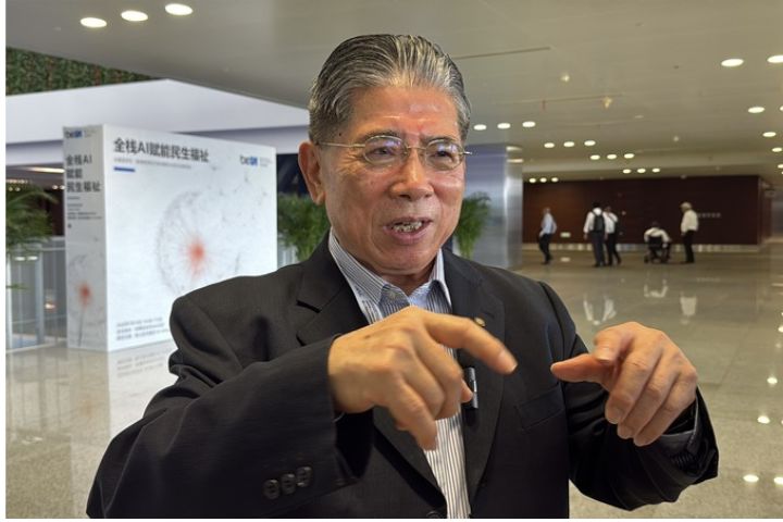 台灣研發管理經理人協會理事長羅仁權18日在「兩岸人工智能融合發展創新論壇」演講,並在場外接受媒體訪問。圖/中央社