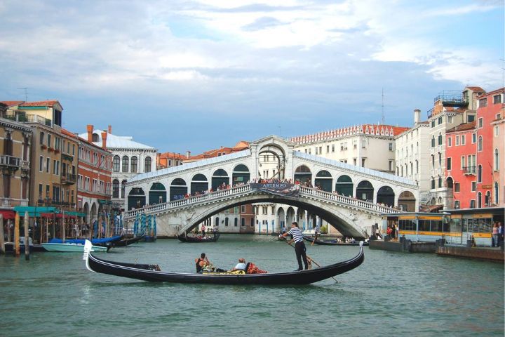 威尼斯，水巷交錯、橋影倒映，貢多拉緩緩滑過，城市像一首寫在水面的詩，浪漫而靜謐，每個轉角都藏著驚喜與故事。圖/開元周遊提供