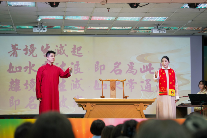 說書人葉怡均與台北曲藝團表演音樂評書《佛祖禪宗中華六祖慧能大師》。