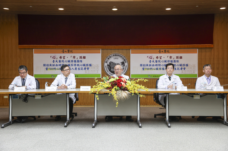 台大醫院16日發布成功完成全球首例「無缺血時間」心臟移植手術，院方舉辦記者會分享成果，台大院長吳明賢（中）、心血管中心主任高憲立（左起）、外科部主任陳晉興、心臟血管外科主任虞希禹（右2）、器官勸募暨移植中心主任陳益祥（右1）出席。圖／中央社