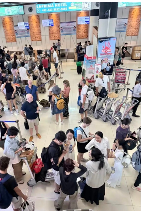 地震後前往機場時，機場一度因安全因素封閉，之後重新開放，現場聚集大量等待離境的旅客。圖/取自上游新聞