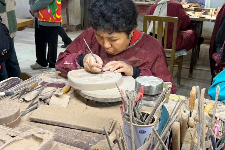 雕泥工匠展現非遺手藝。圖/記者張蔭泉攝