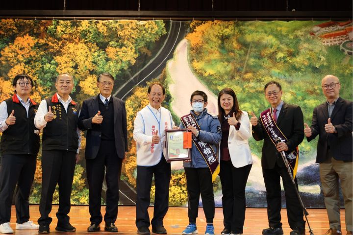 東華附小六年級的陳柏旭常告訴自己「癌症最怕勇敢的小孩」，並把握生命中的每一天。圖/周大觀文教基金會提供