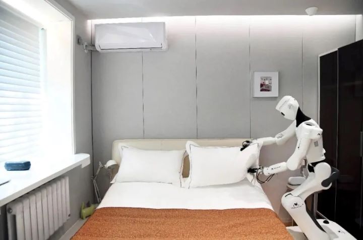 北京市海淀區機器人在整理家務訓練。圖/取自新華社