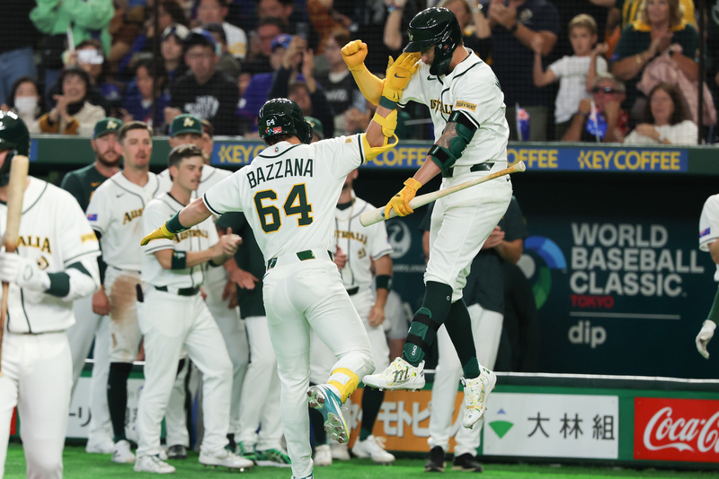  澳洲隊巴札納（Travis Bazzana）（中左）7局下轟出陽春砲。圖/中央社