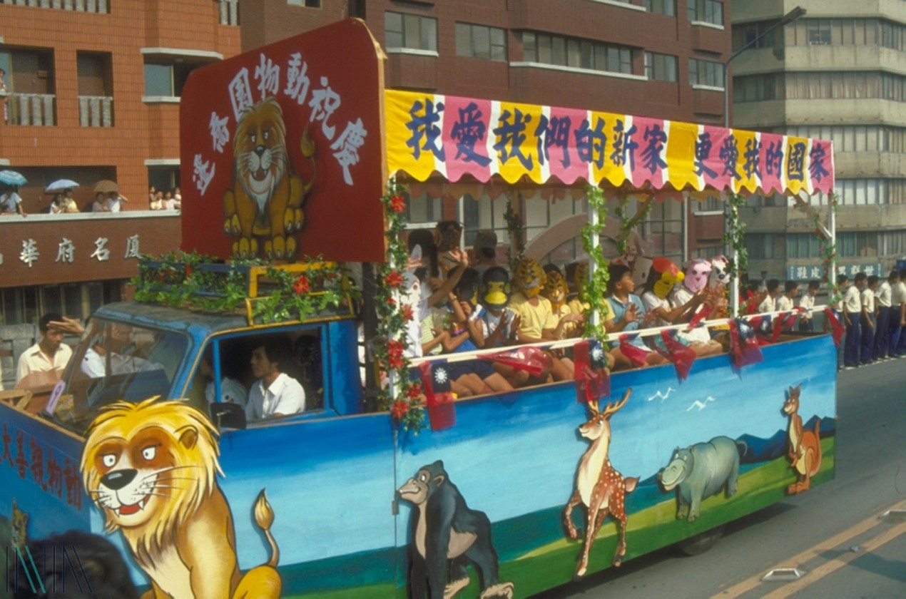 1986年9月14日圓山動物園大搬家，100位兒童組成動物親善大使車隊。圖/檔案管理局提供