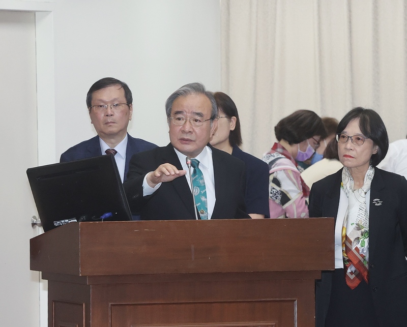 農業部次長胡忠一（前中）表示，美國進口馬鈴薯加工用預計今年7月才會進口，農業部正與衛福部持續討論把關流程，「很快就會定案」。圖/中央社