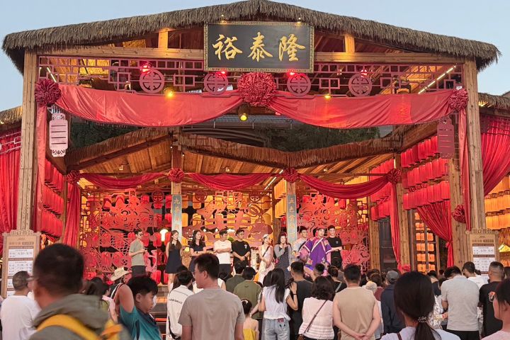  小鎮規劃六大劇場、36處實景舞台與百位NPC角色，全日輪番演出，打造不同於一般觀光景區的沉浸式體驗。圖/記者陳素貞攝