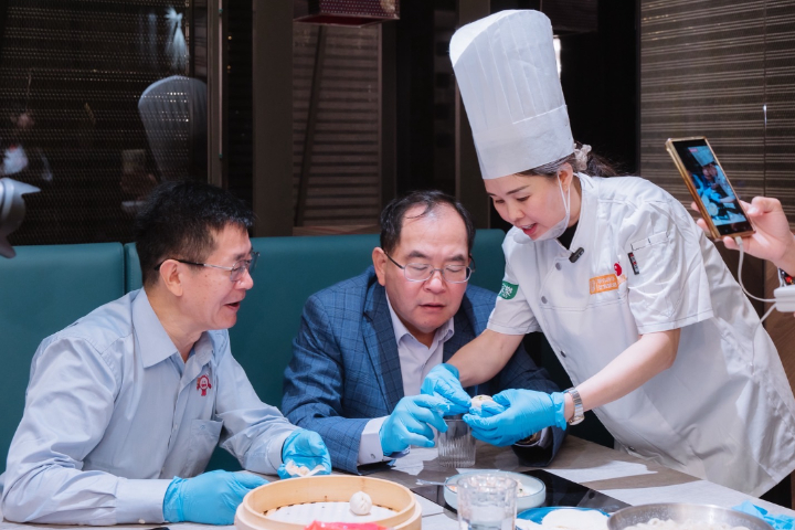 現場沙縣技藝傳承人親自演繹經典「柳葉蒸餃」工法。圖/取自創鑫生機