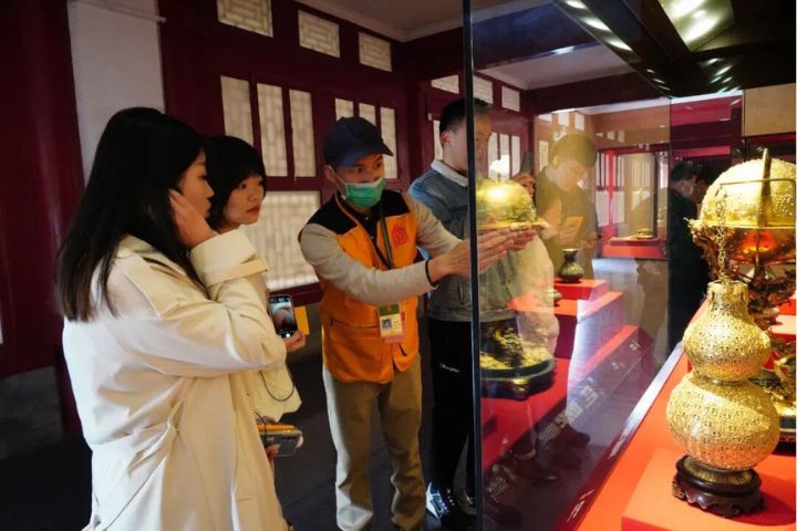 北京故宮志願者講解珍寶館文物。圖/取自志願派•微信公眾號