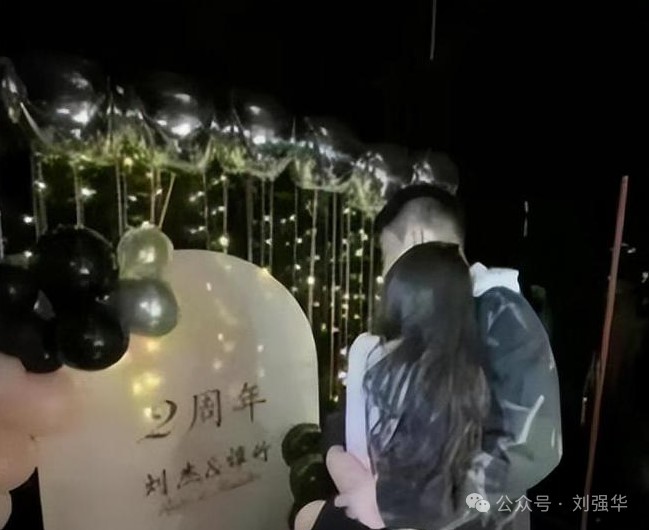 21歲男子「胖貓」與女友網戀奔現交往兩年多。圖/取自公眾號•劉強華
