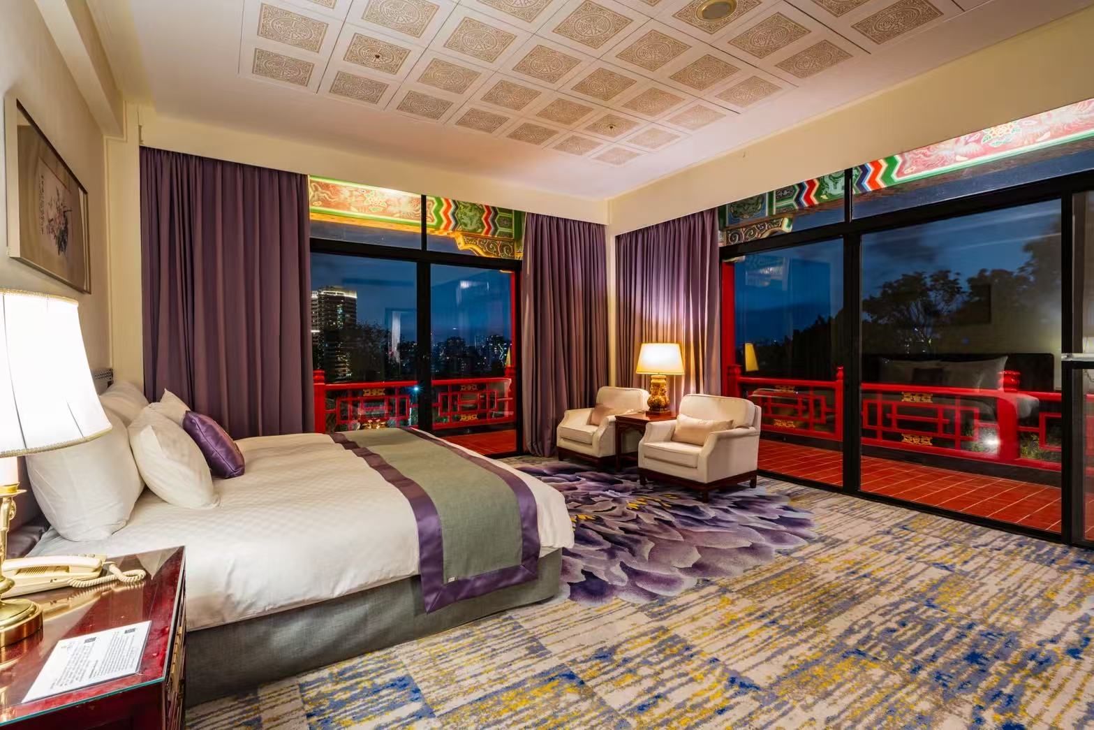 民眾可任選高雄圓山「市景雙人套房1間+市景雙人房1間」或「市景四人客房2間」方案,每組兩房10,000元(不含早餐),再享買一組送一組超值優惠。圖為市景雙人套房。圖/圓山大飯店提供